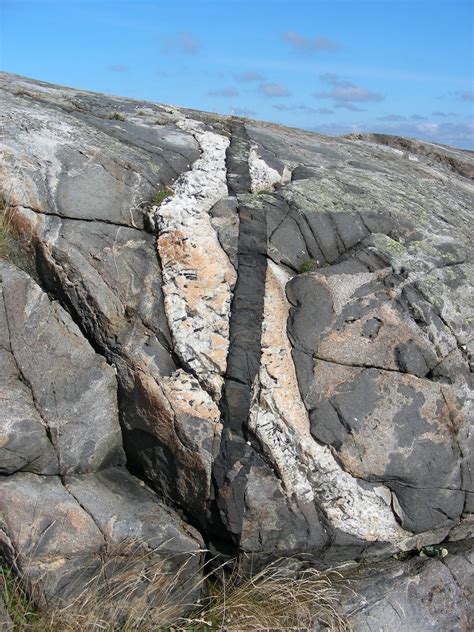 Learn how to classify rocks - The Australian Museum