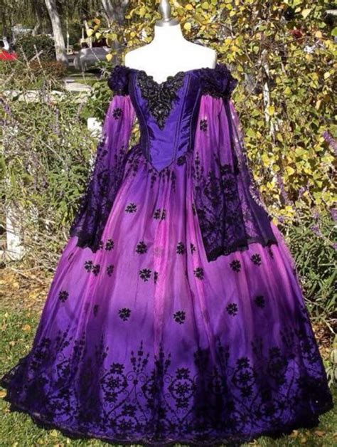 Purple Dress | Vestidos renascentistas, Vestidos de baile, Belos vestidos
