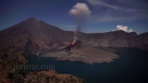 Rinjani Volcano in eruption - YouTube