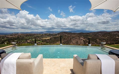 Homes with infinity pools: Luxury Living | Christie's