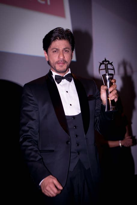 Shah Rukh Khan dazzles at Asian Awards in London - Entertainment ...