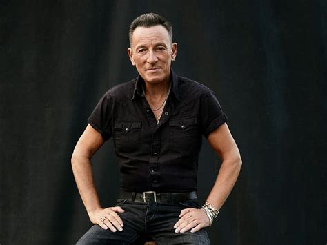 Bruce Springsteen revisits 'Nebraska' bedroom in New Jersey