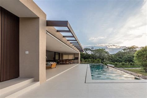 Contemporary Single-Storey House Features Open Spaces