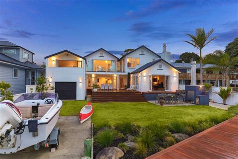 WATERFRONT PARADISE - HERALD ISLAND | New Zealand Luxury Homes ...