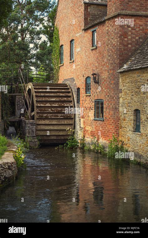 Water mill wheel uk hi-res stock photography and images - Alamy