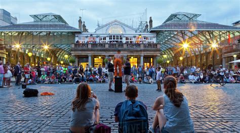 Crowd watching street performers at Covent Garden, London, England ...