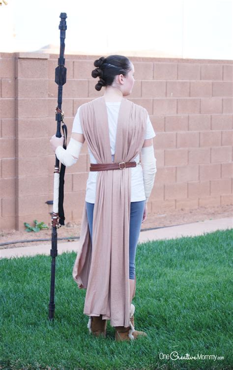 Get ready for The Last Jedi with this easy Rey Costume idea! - onecreativemommy.com