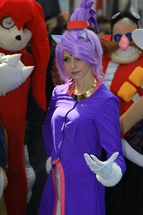 A beautiful Blaze cosplay...even more beautiful when you compare it with those in the background ...