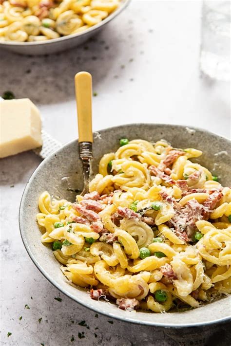 Creamy Pasta with Pancetta and Peas (VIDEO) - Vikalinka