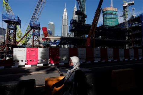 Malaysia’s Economy Expands 14.2% in Third Quarter - WSJ