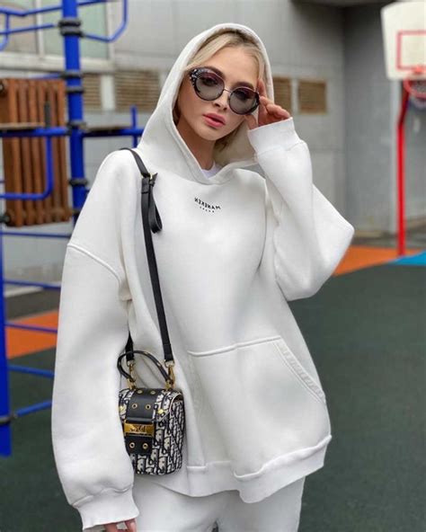 My Favorite 37 Hoodie Outfit Ideas 2023 - LadyFashioniser.com