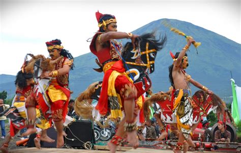 Tarian Kuda Lumping (Flat Horses dance) - INDOCULTURE