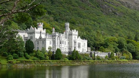 Exploring Kylemore Abbey and Connemara Ireland | Dallaswear ...