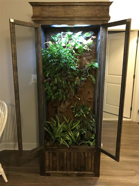 Finally finished the custom cage! Penelope was quite excited to move in. : r/Chameleons