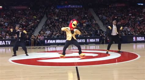 Atlanta Hawks Mascot Goes Nuts Signing 'Uptown Funk'