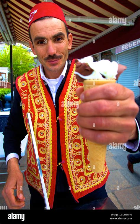 Dondurma Vendor, Turkish Ice Cream Man, Istanbul, Turkey Stock Photo - Alamy