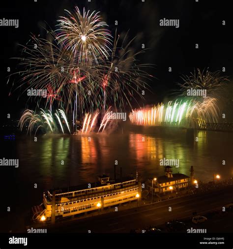 Thunder Over Louisville Fireworks Show in Louisville, Kentucky Stock Photo: 62840390 - Alamy