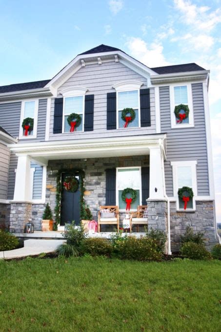 How to Hang Christmas Wreaths on Exterior Windows | Abby Organizes