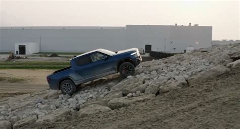 Rivian-R1T-off-road - TESLARATI