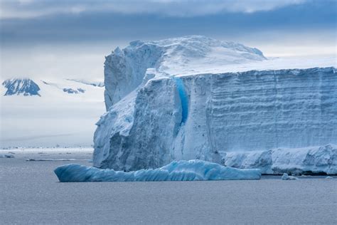 Largest iceberg in the world breaks away in Antarctica - Novum Leap