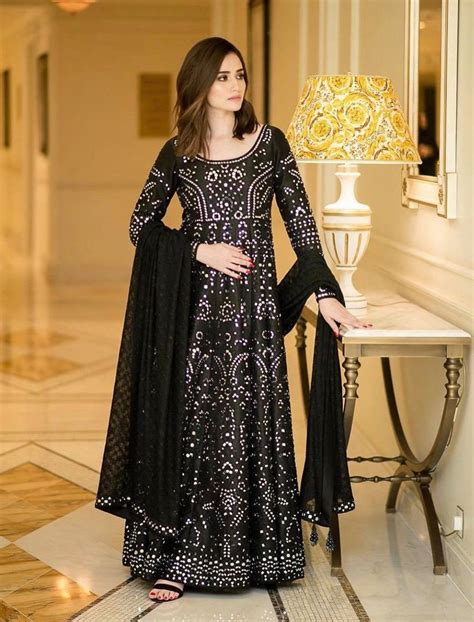 Top Pakistani Actresses In Beautiful Black Dresses | Reviewit.pk