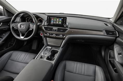 2018 Honda Accord Touring 2 0T front interior detail 01 - Motor Trend en Español