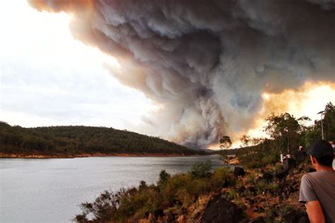 Fire causes 'apocalyptic' skies over Perth, but emergency warning ...