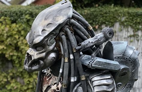 Predator Cosplay: Wearing a Predator Costume | AvP Central