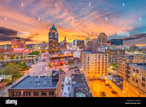 Milwaukee, WIsconsin, USA downtown skyline at dusk Stock Photo - Alamy