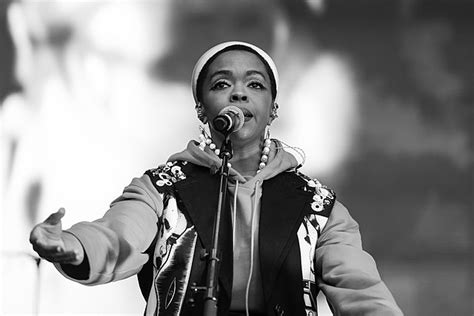 Raw, brilliant and prophetic: Lauryn Hill’s MTV Unplugged concert 20 years later | America Magazine