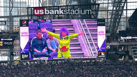Vikings SKOL clap breaks at US Bank Stadium as Minnesota fights back vs Indianapolis Colts on ...