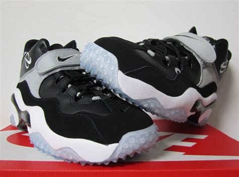 Nike Brings Back Barry Sanders' Zoom Turf - SneakerNews.com