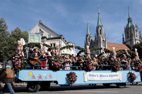 Premium Photo | Traditional opening parade oktoberfest munich beer festival bavaria germany