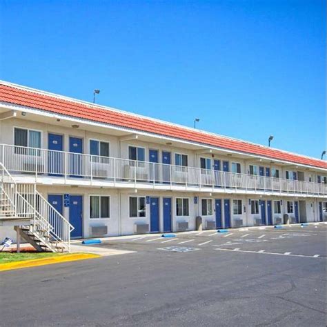 Motel 6 South FAT Airport Parking | Way