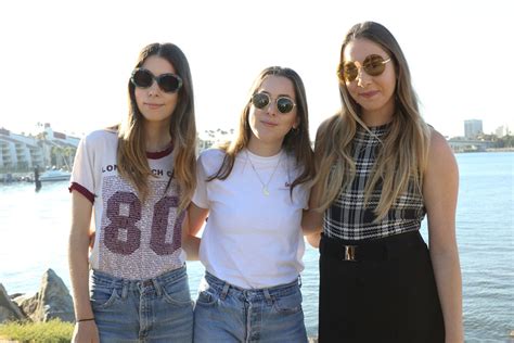 5haim-vogueint-17oct17-rex