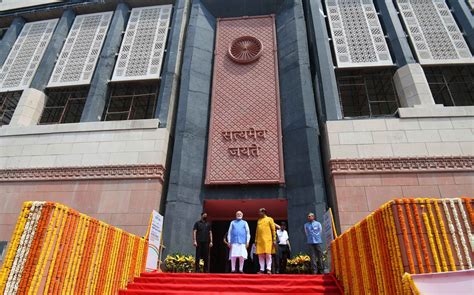 PM Modi unveils 6.5m long National Emblem on New Parliament building ...