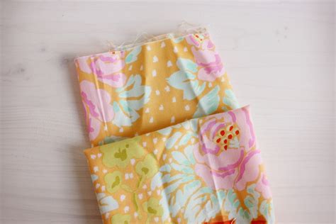 Roxy Creations: Folding fabric tutorial