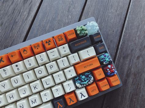 My first custom keyboard and artisan keycaps : r/MechanicalKeyboards