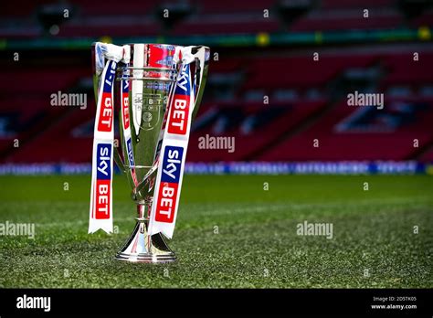 Efl championship trophy hi-res stock photography and images - Alamy