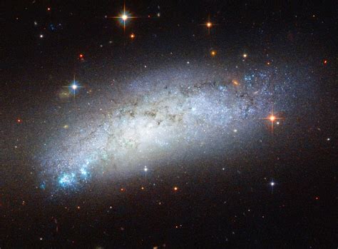 Hubble Zooms in on Peculiar Galaxy ESO 162-17 | Sci.News