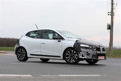 Renault Ignores Leaks, Keeps Testing 2024 Clio With Camo On - autoevolution