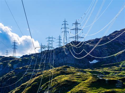 Let’s Do the Shocking Physics of Why Power Lines Sag | WIRED