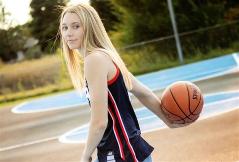 Paige Bueckers – Basketball Babes