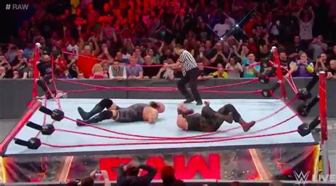 Big Show, Braun Strowman collapse ring on WWE Raw (video) - Sports ...