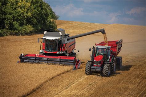 Massey-Ferguson d'AGCO une des 6 marques de moissonneuses-batteuses présentées lors d'Expo ...