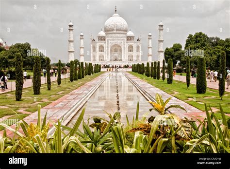 Taj Mahal temple view with garden foreground Stock Photo - Alamy