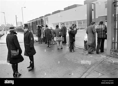 British Leyland Strike, Picket Scenes, Longbridge, Birmingham, 9th February 1979 Stock Photo - Alamy