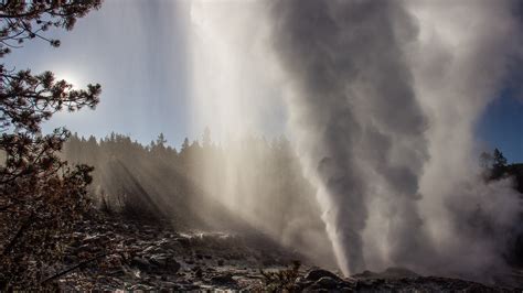 Yellowstone's reawakened geyser won't spark a volcanic 'big one' | Live ...