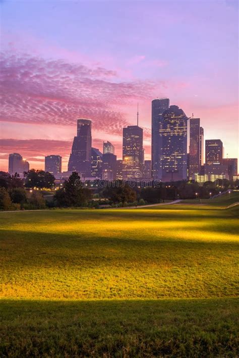 Houston skyline at dawn stock image. Image of downtown - 81434431