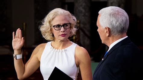 Kyrsten Sinema's outfit draws attention at Senate swearing-in